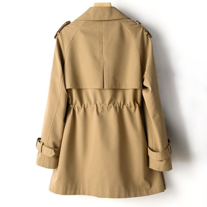 Gabardina de largo medio en tono camel, vista trasera con cintura ajustada