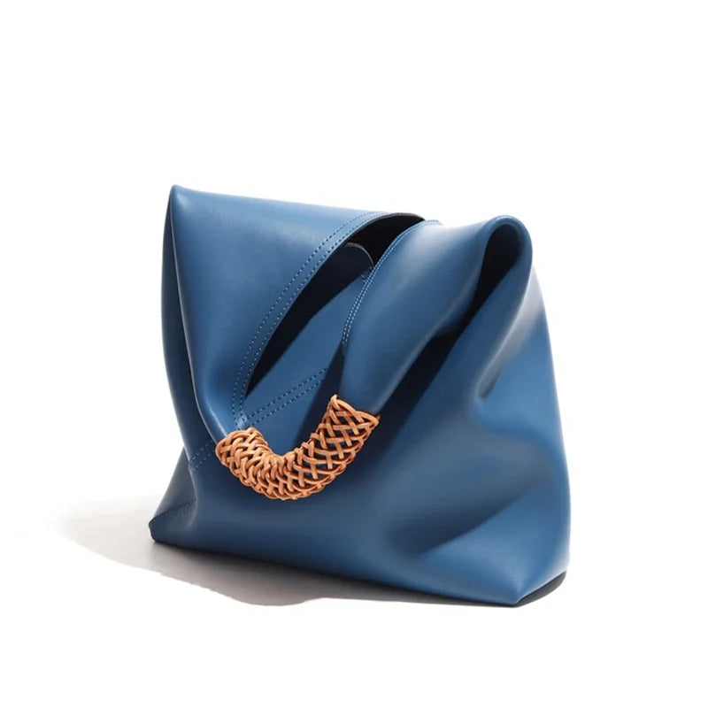 Ilaria · Bolso hobo con asa de ratán