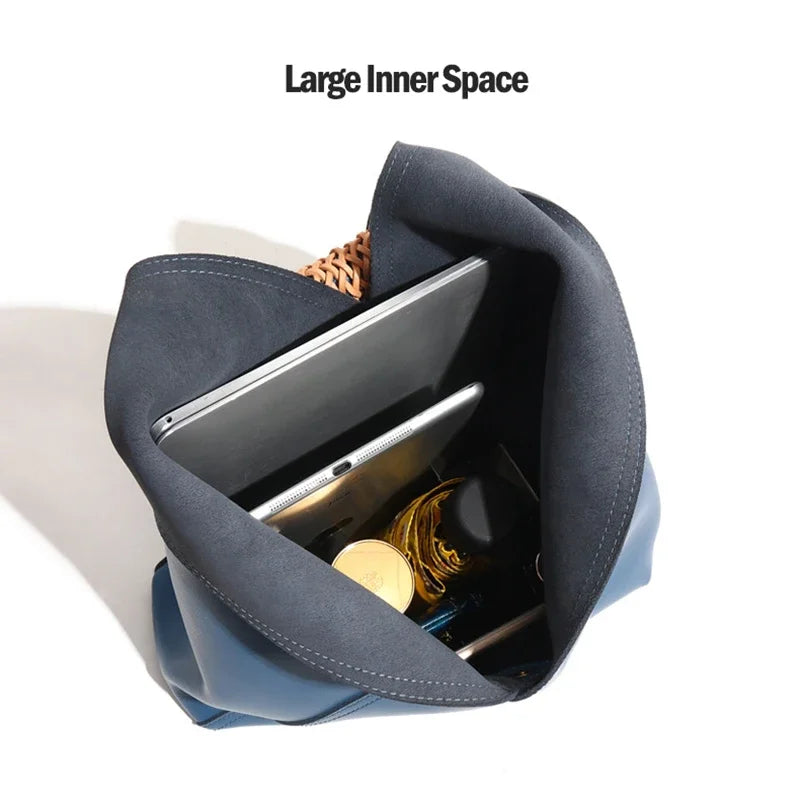 Ilaria · Bolso hobo con asa de ratán