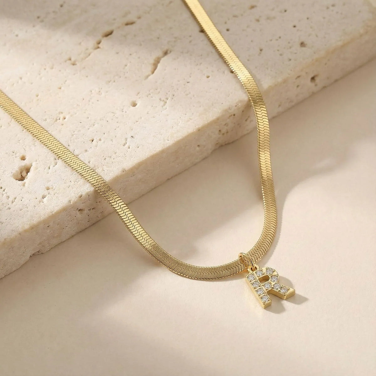 Pythona Charmed · Collar con inicial