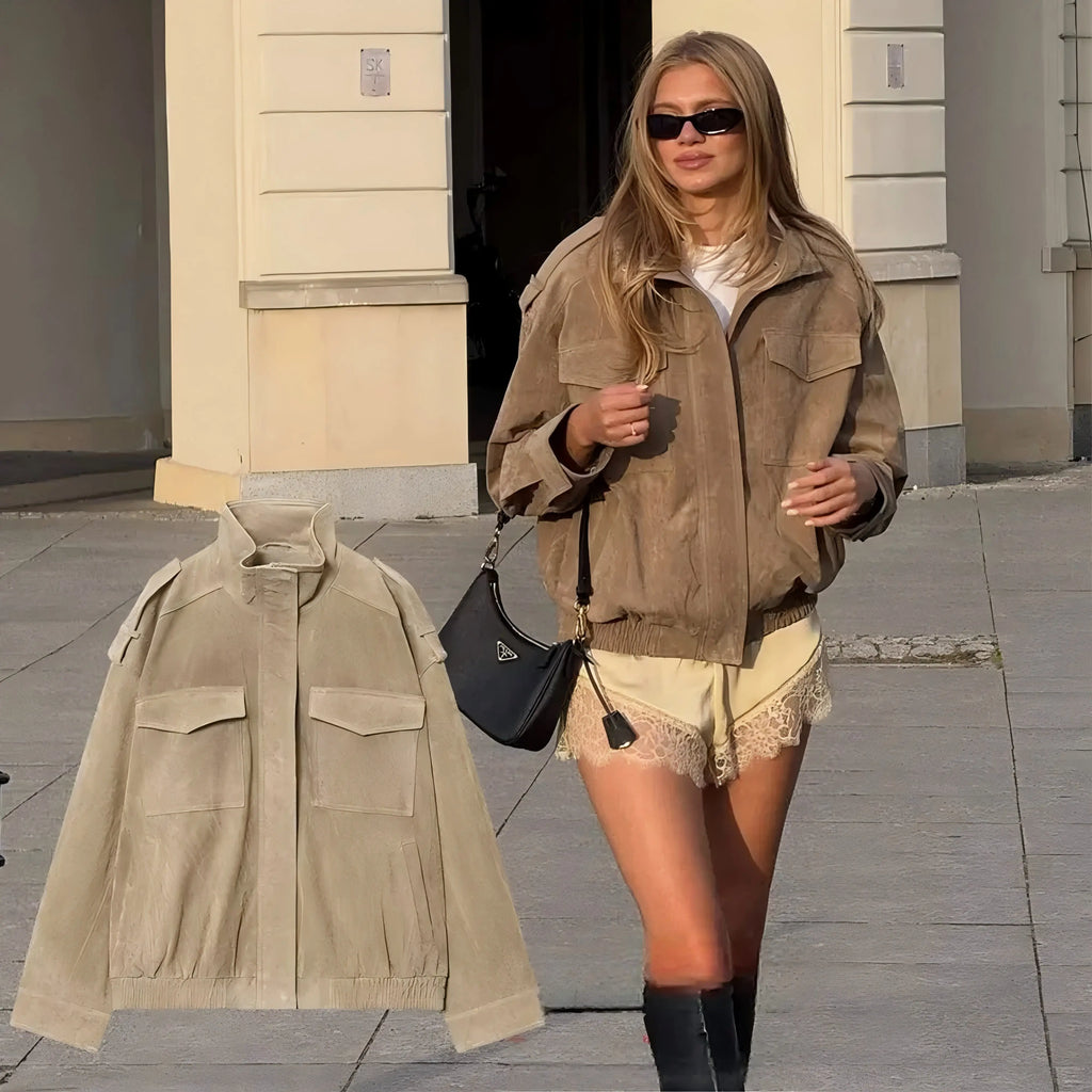 Chaqueta efecto ante en tono topo sobre fondo claro junto a modelo en la calle