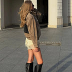 Modelo en la calle con la chaqueta efecto ante en tono topo, vista lateral