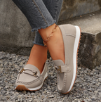 Emilia · Mocasín con hebilla y cuña plana