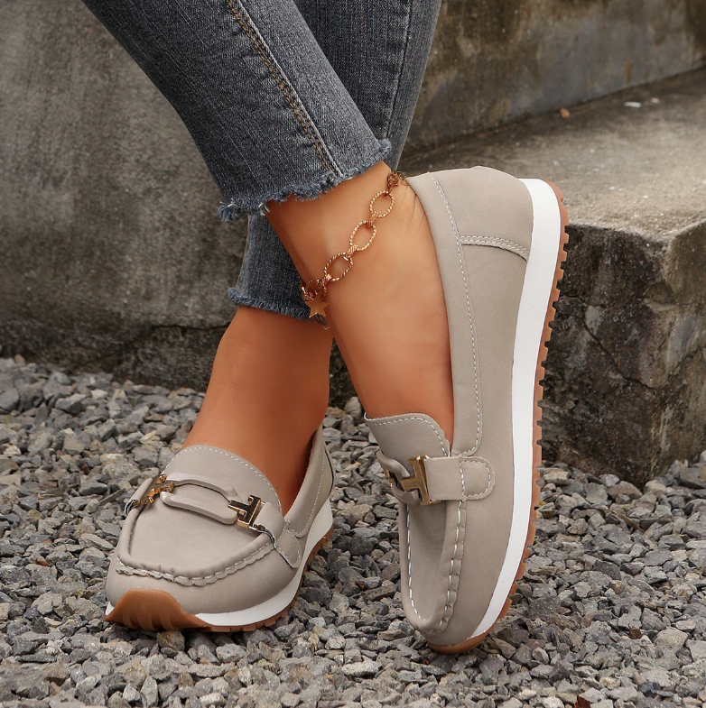 Emilia · Mocasín con hebilla y cuña plana