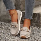Emilia · Mocasín con hebilla y cuña plana