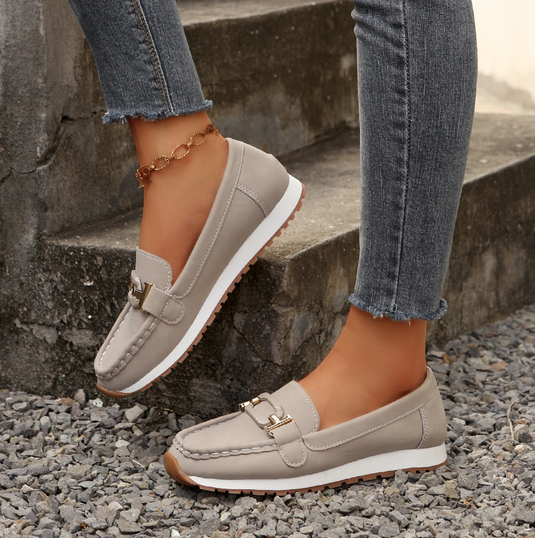 Emilia · Mocasín con hebilla y cuña plana