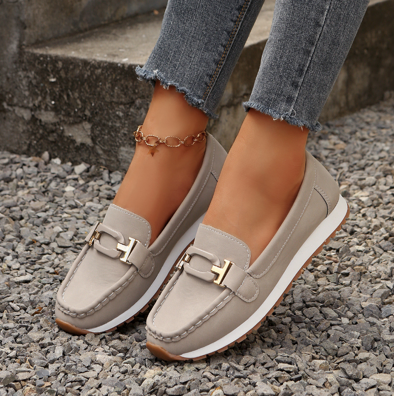 Emilia · Mocasín con hebilla y cuña plana
