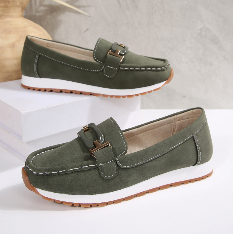Emilia · Mocasín con hebilla y cuña plana