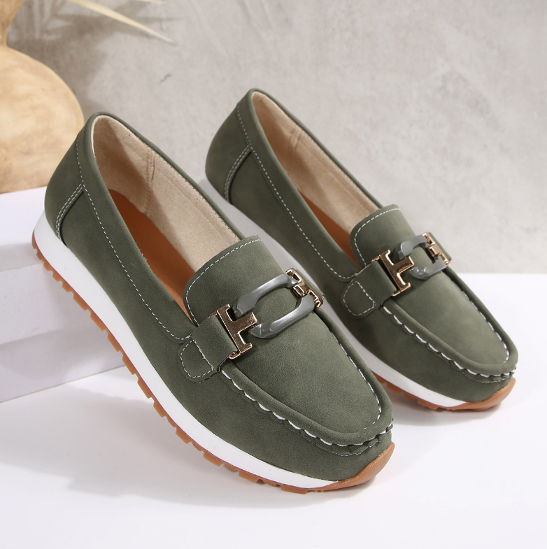 Emilia · Mocasín con hebilla y cuña plana