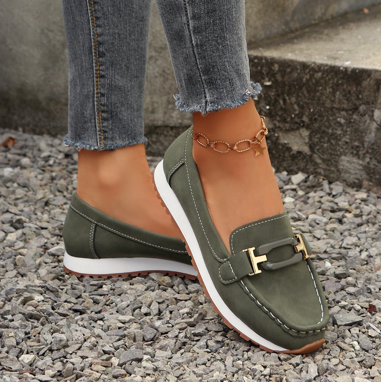 Emilia · Mocasín con hebilla y cuña plana
