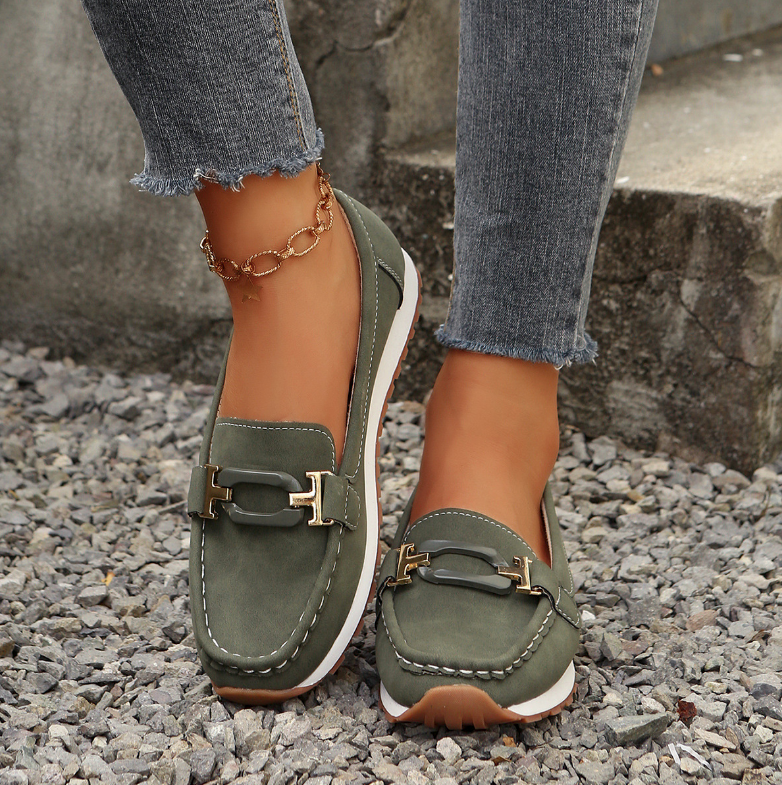 Emilia · Mocasín con hebilla y cuña plana
