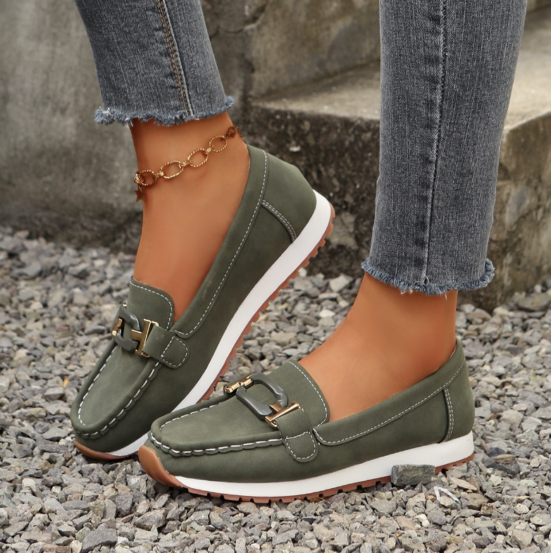 Emilia · Mocasín con hebilla y cuña plana