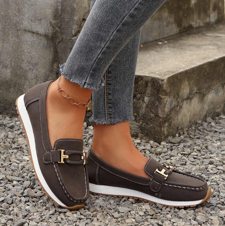Emilia · Mocasín con hebilla y cuña plana