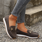 Emilia · Mocasín con hebilla y cuña plana