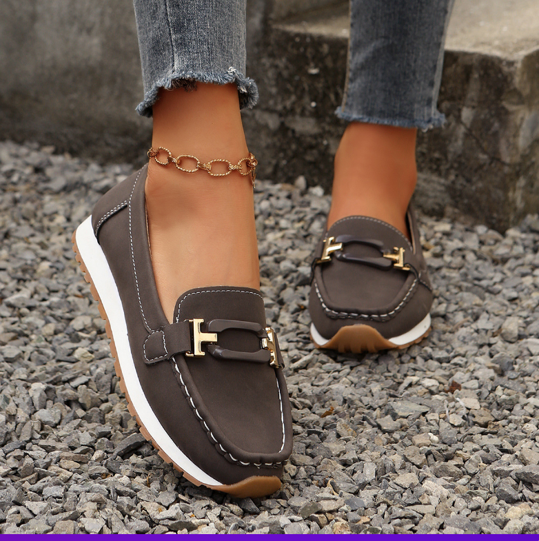 Emilia · Mocasín con hebilla y cuña plana