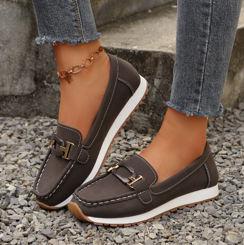 Emilia · Mocasín con hebilla y cuña plana