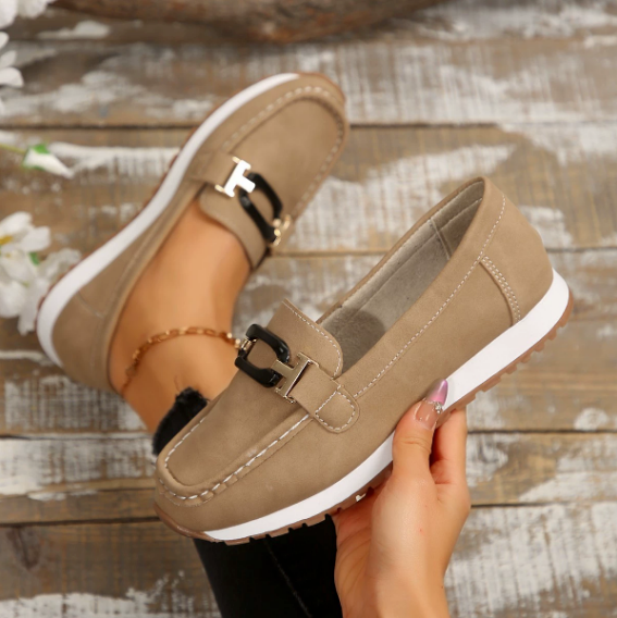 Eugenia · Mocasín con detalle de cadena