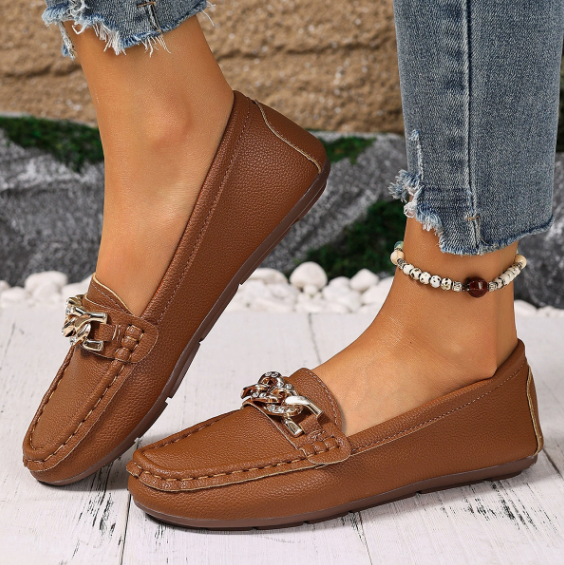 Edurne · Mocasín plano con hebilla de rombo