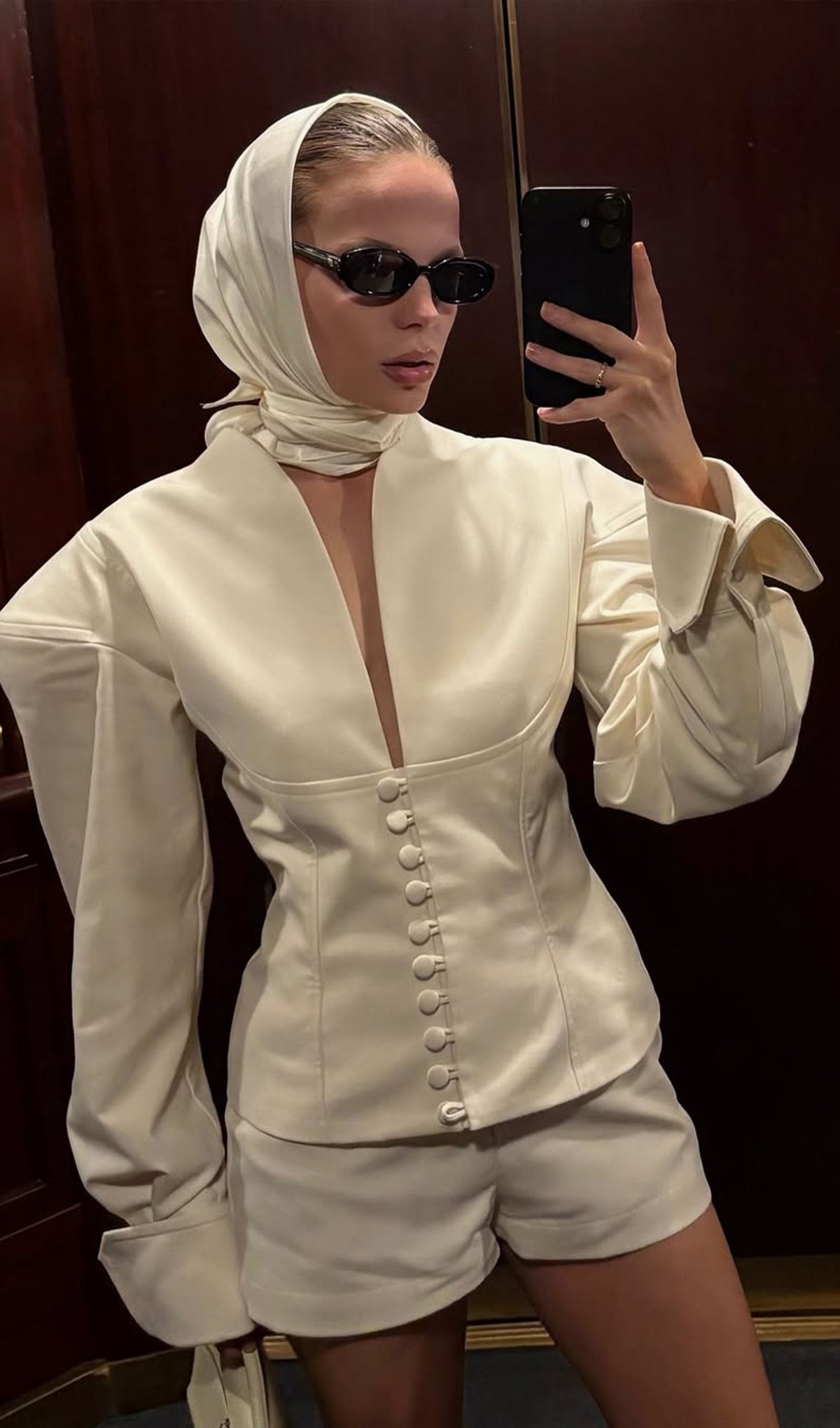 CHAQUETA DE HOMBROS ANCHOS