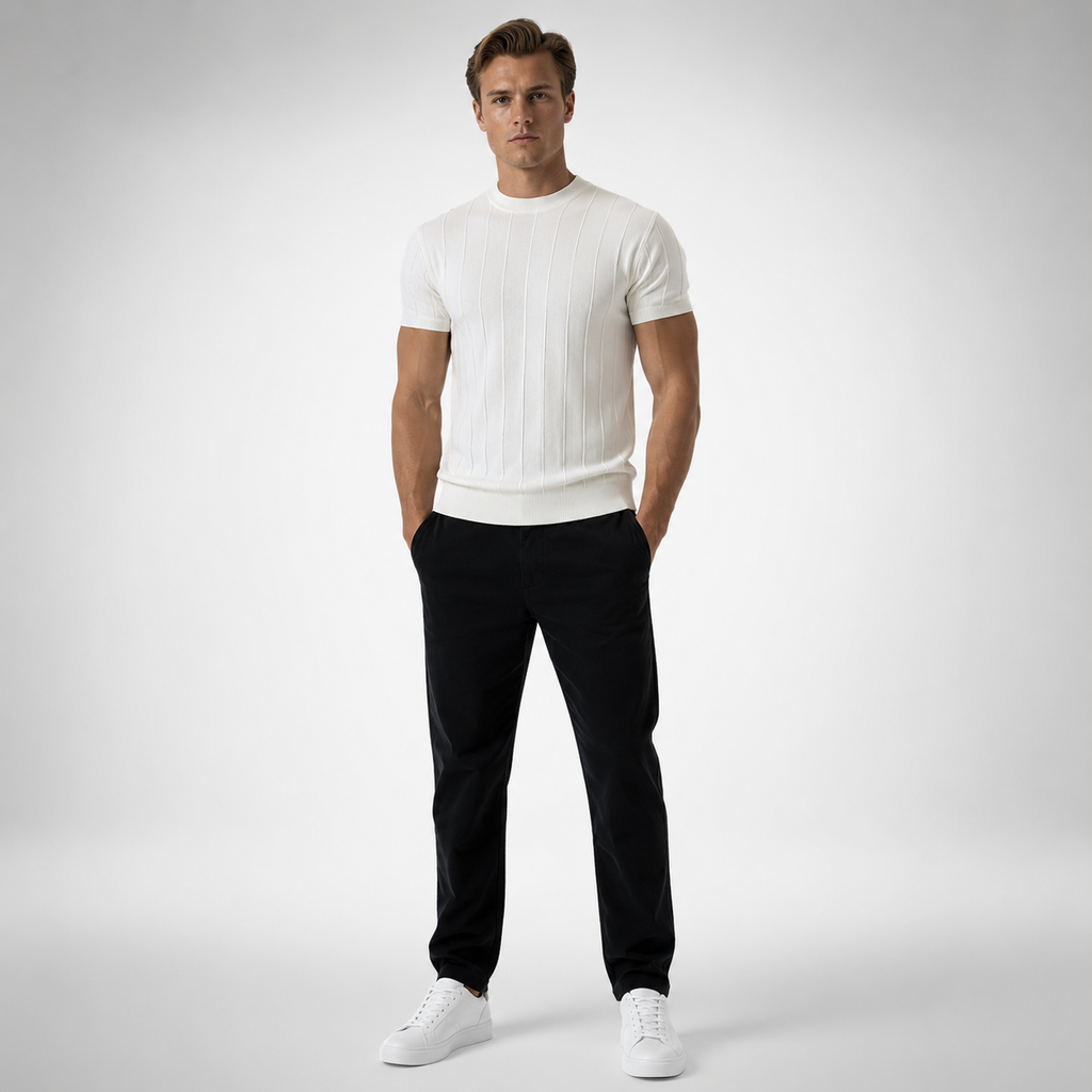 Luca · Camiseta de punto acanalado de manga corta, en blanco, cuerpo entero