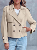 Chaqueta corta cruzada beige, detalle del bolsillo y el puño