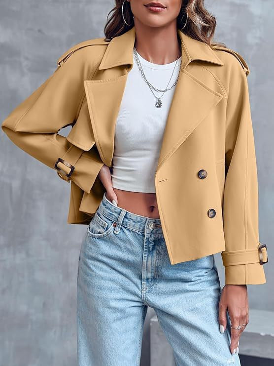 Modelo con chaqueta corta cruzada en marrón claro y vaqueros