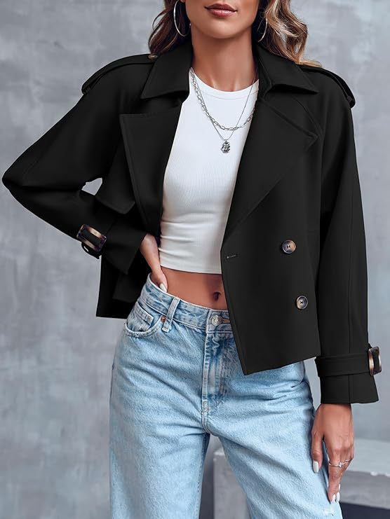Modelo con chaqueta corta cruzada en negro y vaqueros