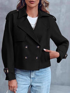 Modelo con chaqueta corta cruzada en negro, plano medio