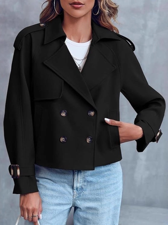 Modelo con chaqueta corta cruzada en negro, plano medio