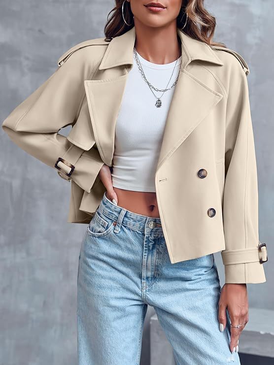 Modelo con chaqueta corta cruzada beige y vaqueros, vista frontal
