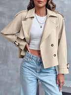 Modelo con chaqueta corta cruzada beige y vaqueros, vista frontal