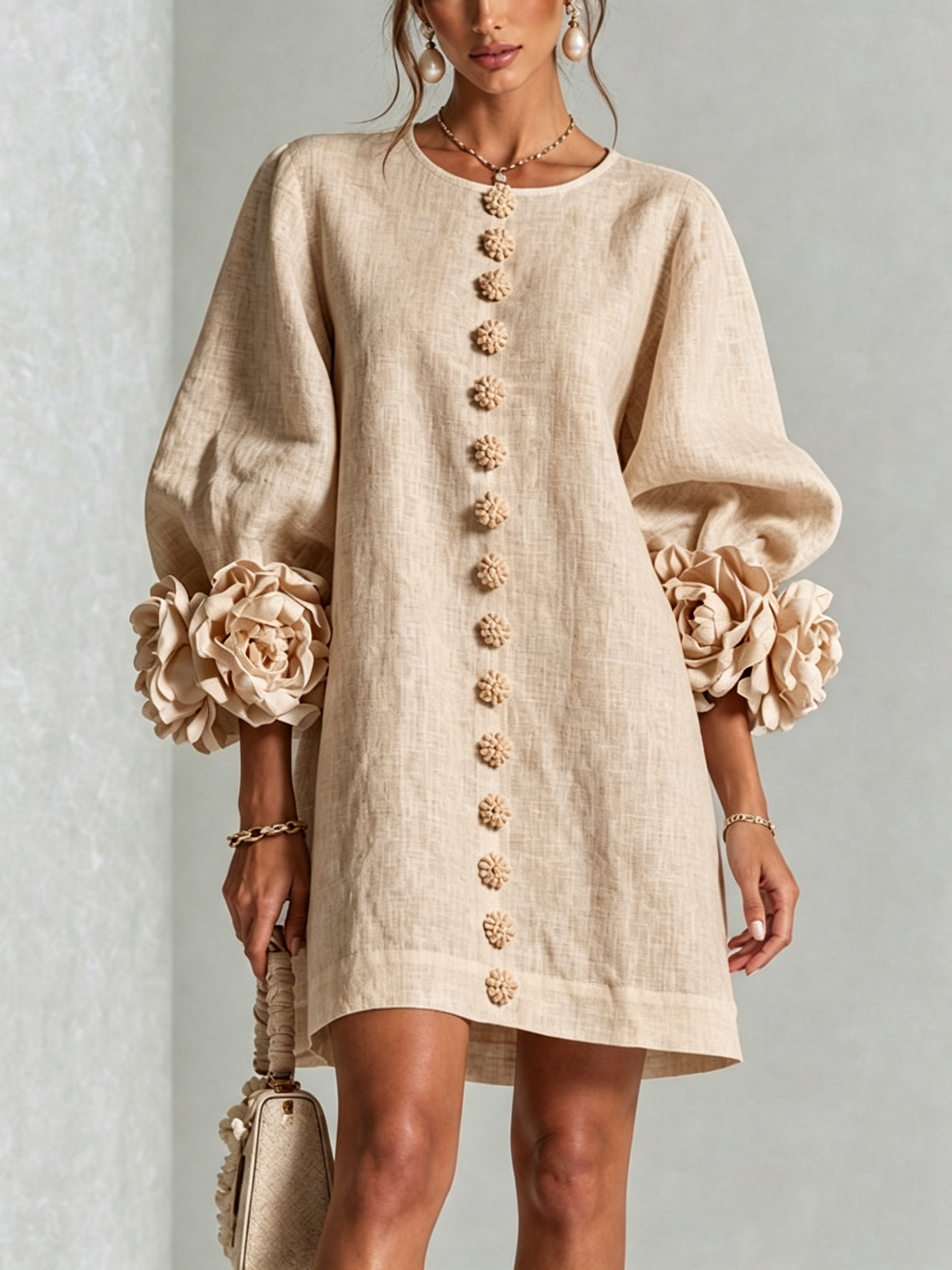 Kiera · Vestido corto beige con puños florales, vista frontal