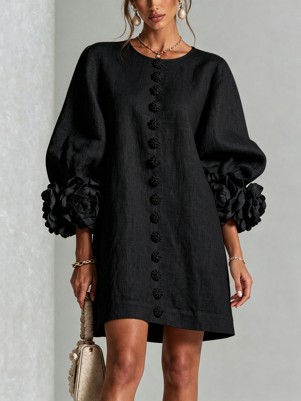 Kiera · Vestido corto negro con puños florales, vista frontal