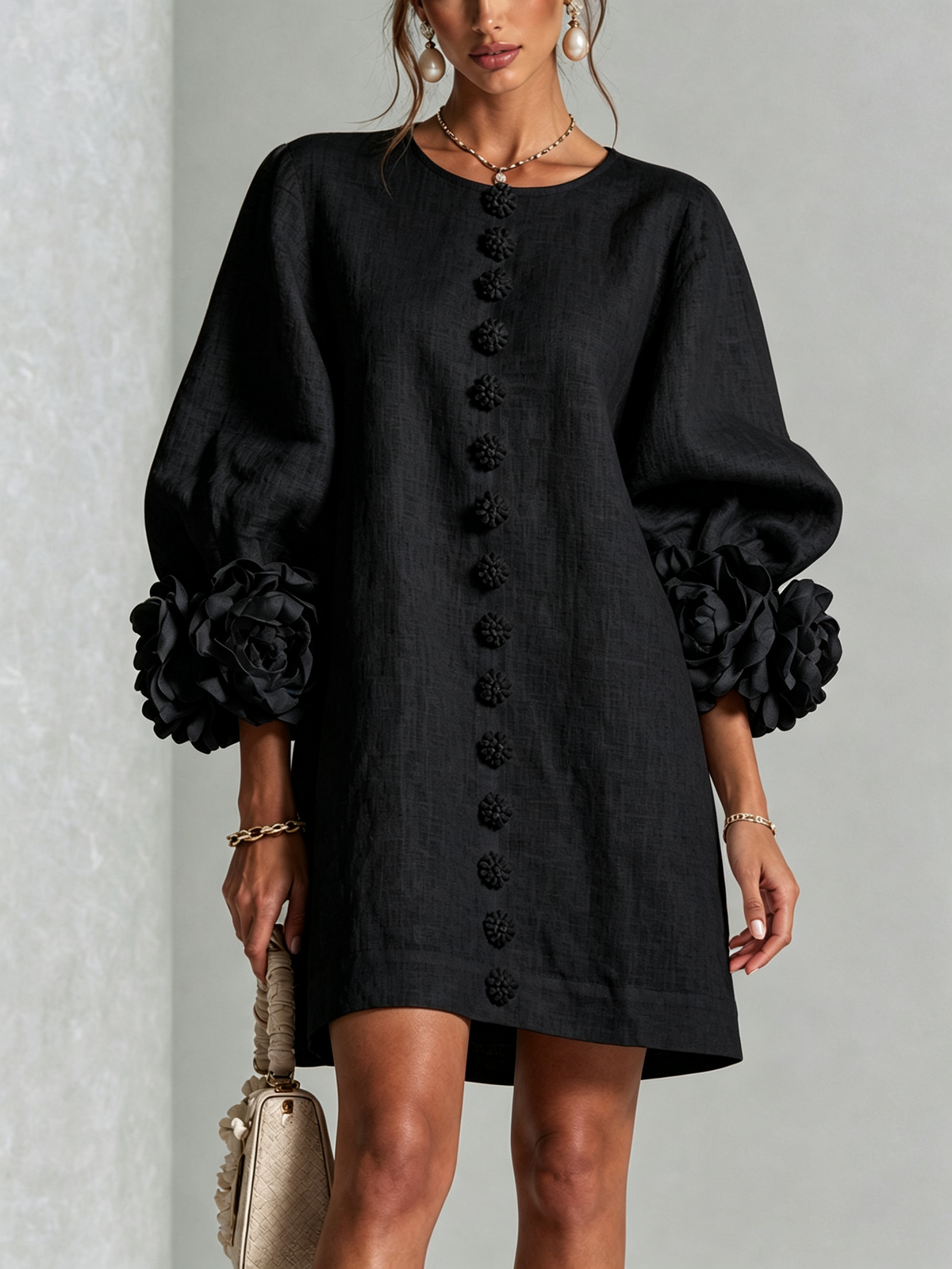 Kiera · Vestido corto negro con puños florales, vista frontal