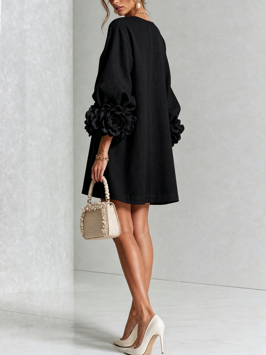 Kiera · Vestido corto negro con puños florales, de lado