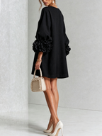 Kiera · Vestido corto negro con puños florales, de lado
