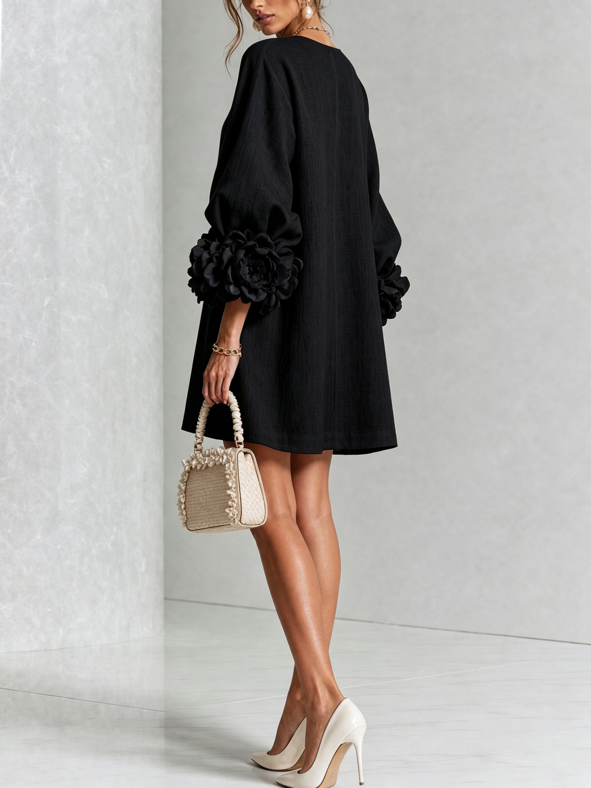 Kiera · Vestido corto negro con puños florales, de lado