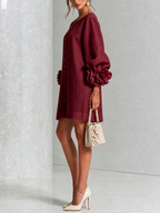Kiera · Vestido corto burdeos con puños florales, de lado