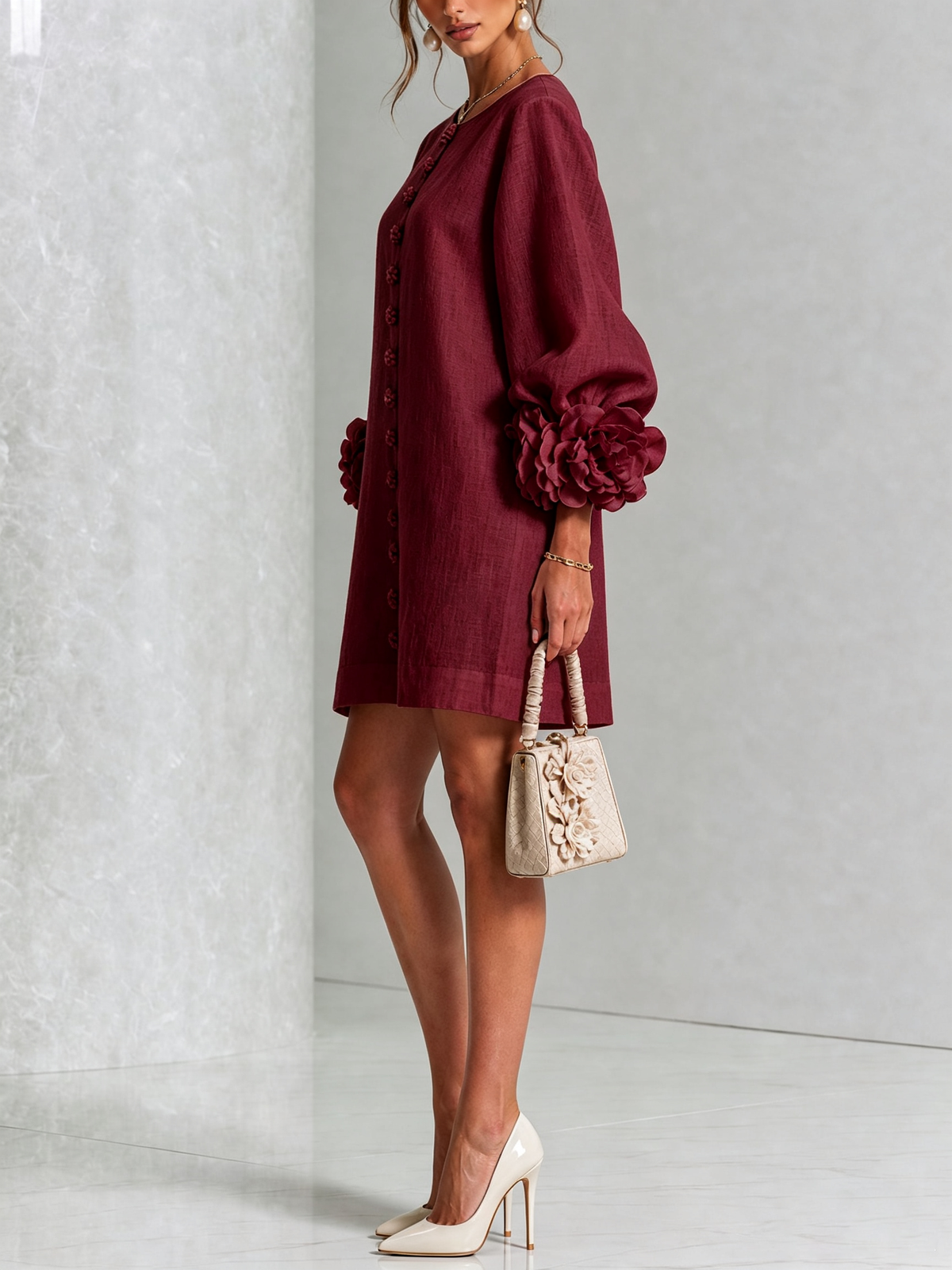 Kiera · Vestido corto burdeos con puños florales, de lado