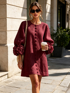 Kiera · Vestido corto burdeos con puños florales, en la calle