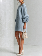 Kiera · Vestido corto azul grisáceo con puños florales, de lado