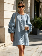 Kiera · Vestido corto azul grisáceo con puños florales, en la calle