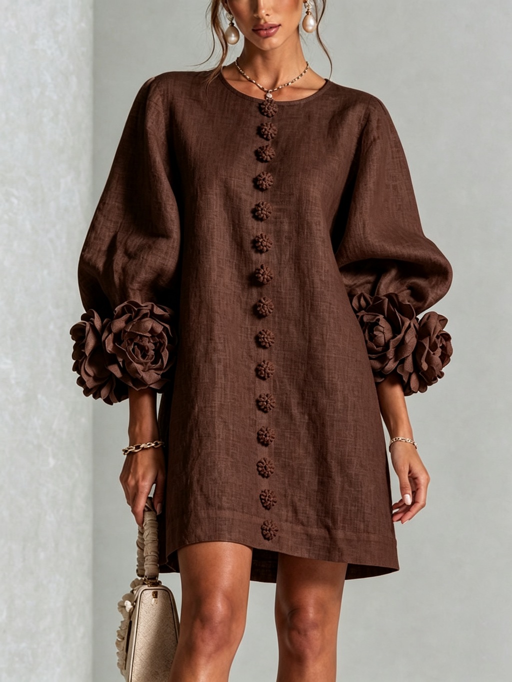 Kiera · Vestido corto marrón con puños florales, vista frontal