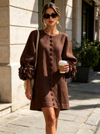 Kiera · Vestido corto marrón con puños florales, en la calle
