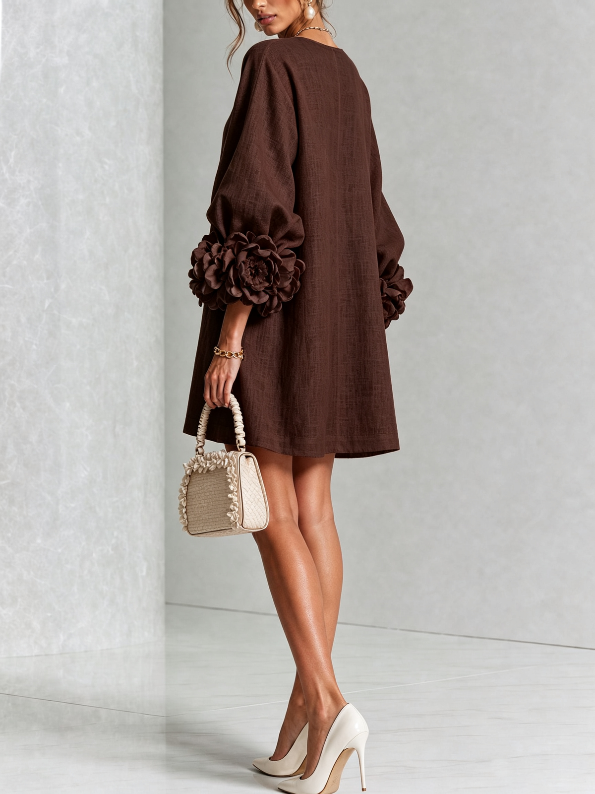 Kiera · Vestido corto marrón con puños florales, de lado