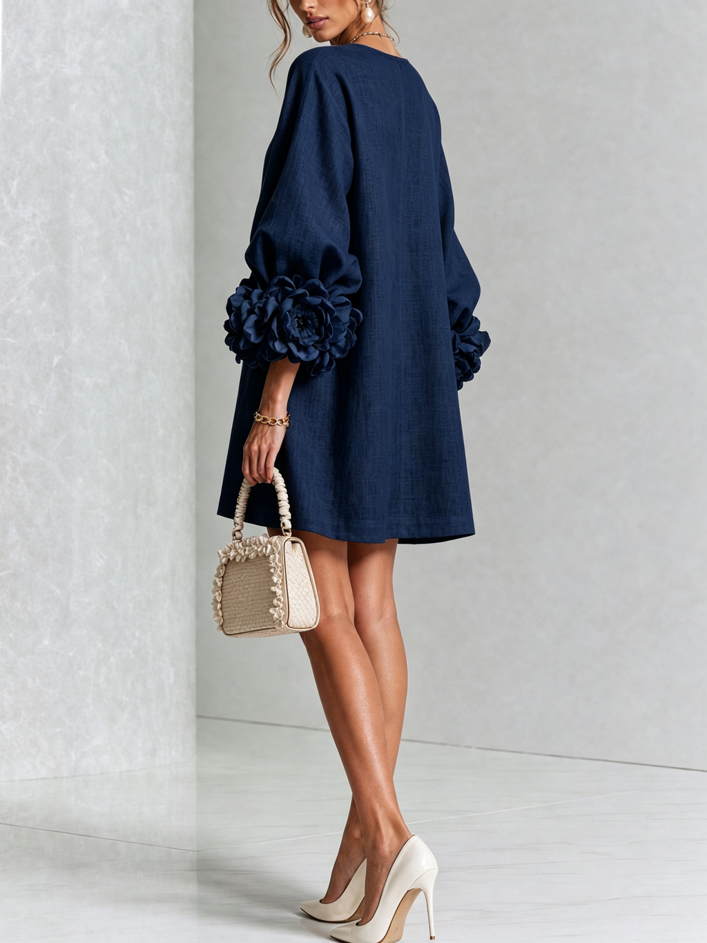 Kiera · Vestido corto azul marino con puños florales, de lado