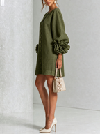 Kiera · Vestido corto verde oliva con puños florales, de lado