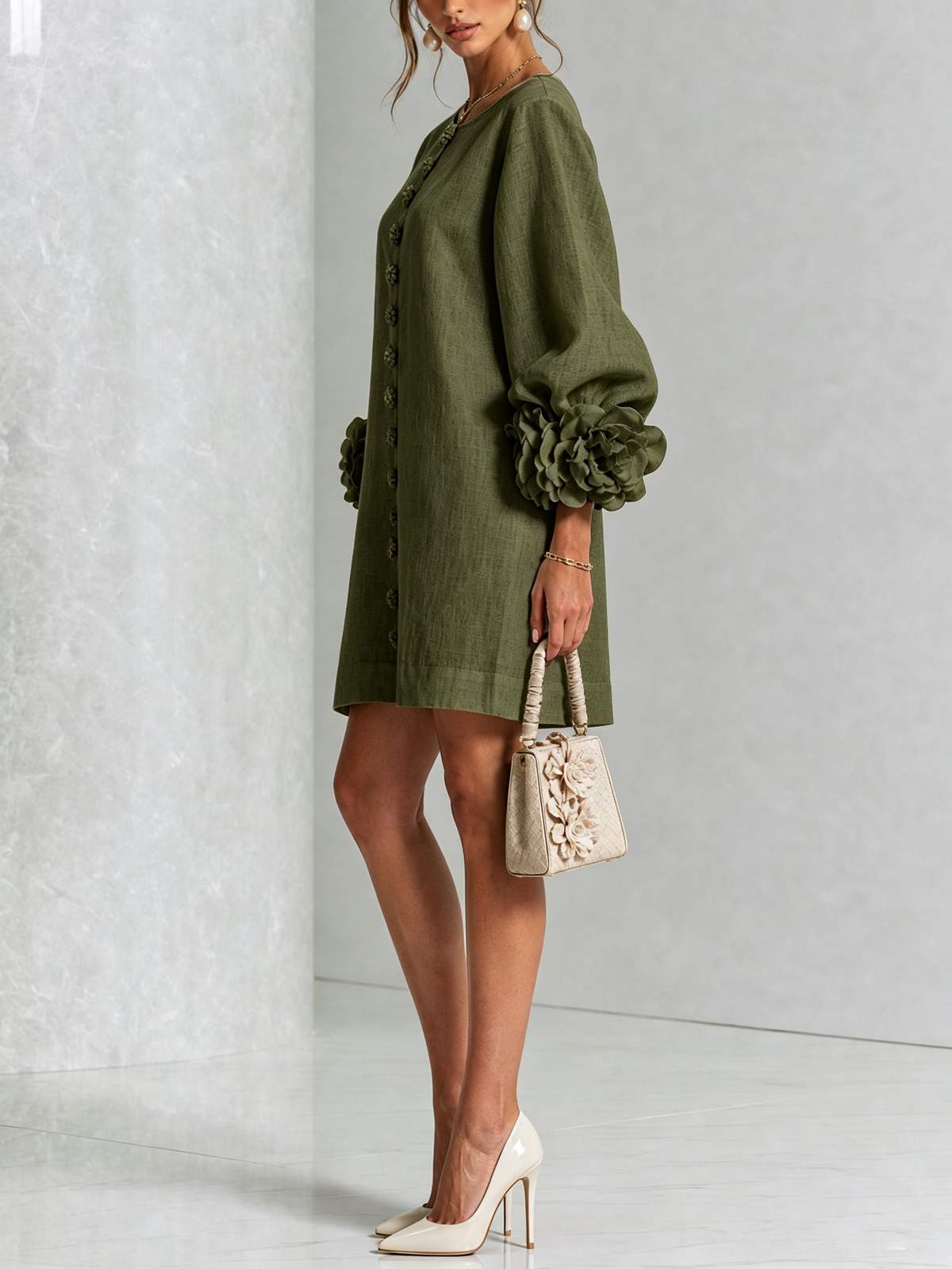 Kiera · Vestido corto verde oliva con puños florales, de lado