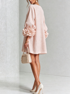 Kiera · Vestido corto rosa con puños florales, de lado