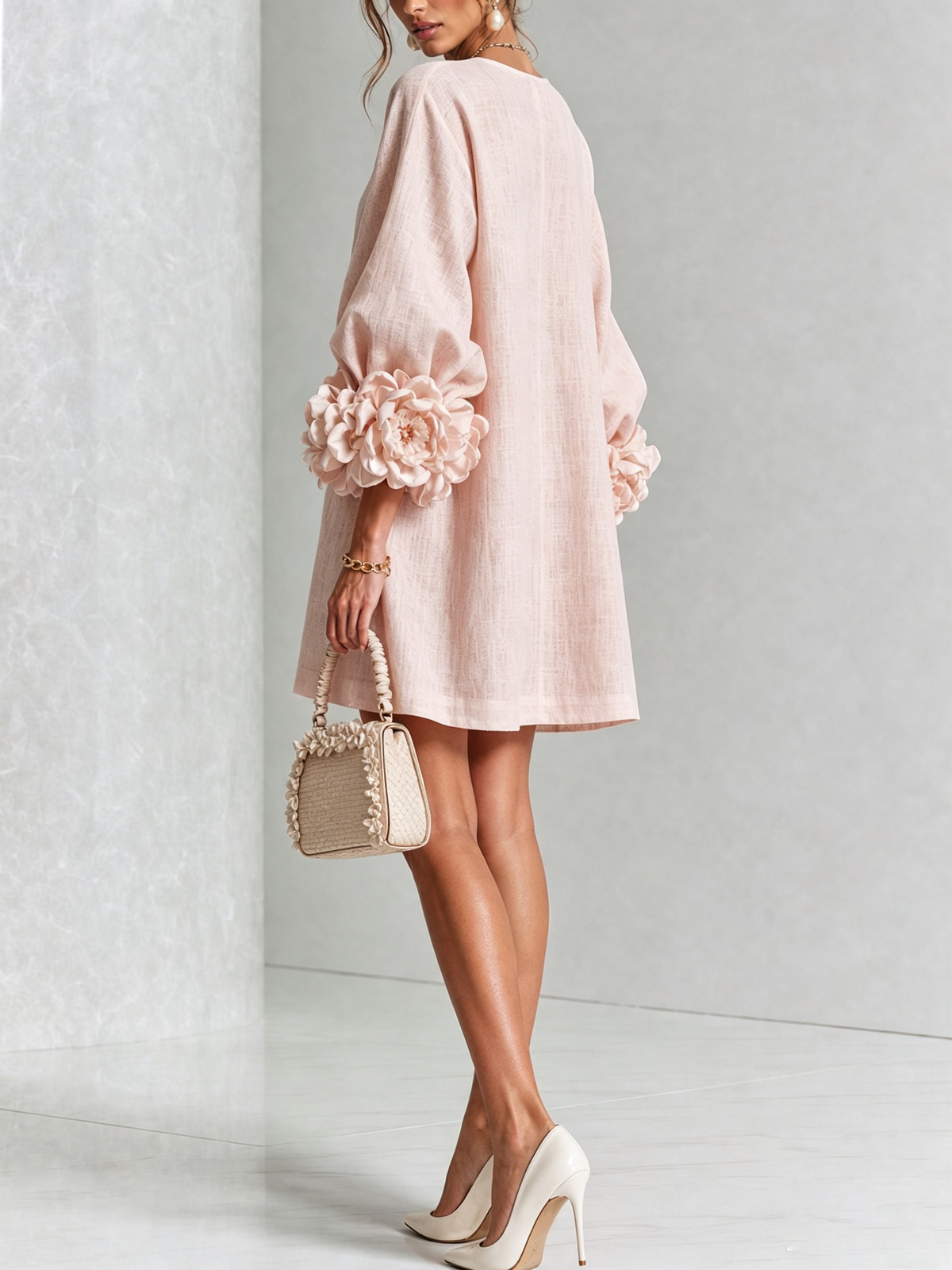 Kiera · Vestido corto rosa con puños florales, de lado